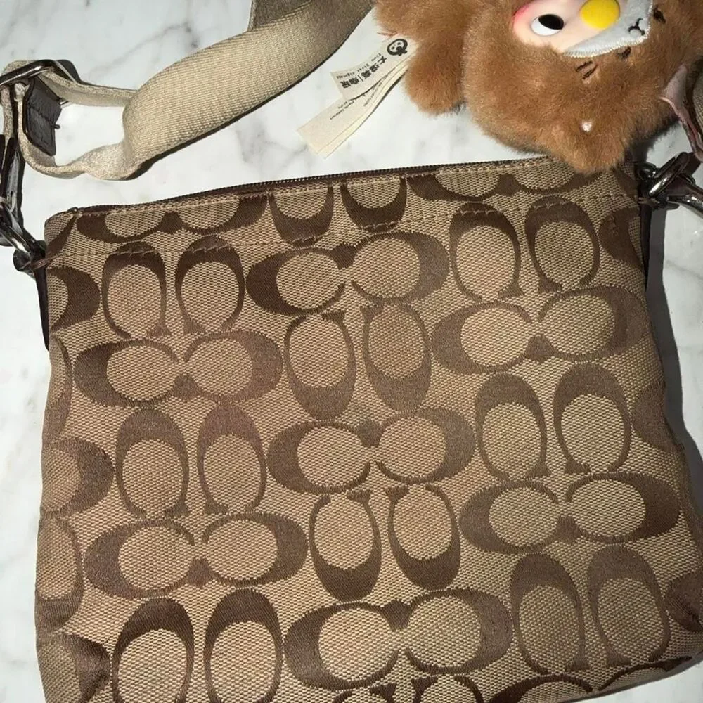 Vintage coach Penelope turnlock crossbody bag that can be wore as a shoulder bag